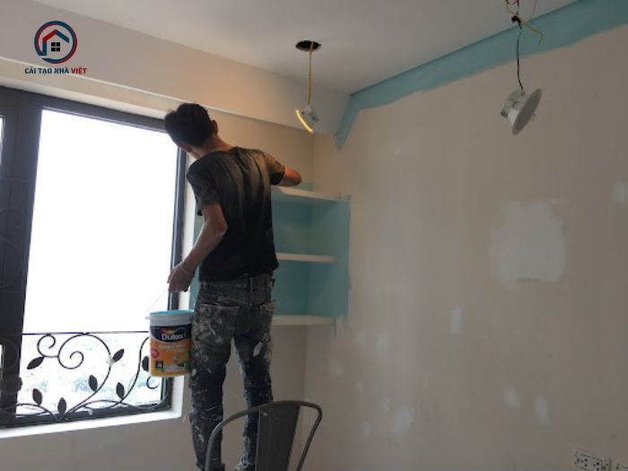 Thi công lớp sơn phủ đầu tiên, sau đó chờ khô từ 2-4 tiếng rồi mới sơn tiếp lớp phủ thứ 2 để tạo độ đều màu