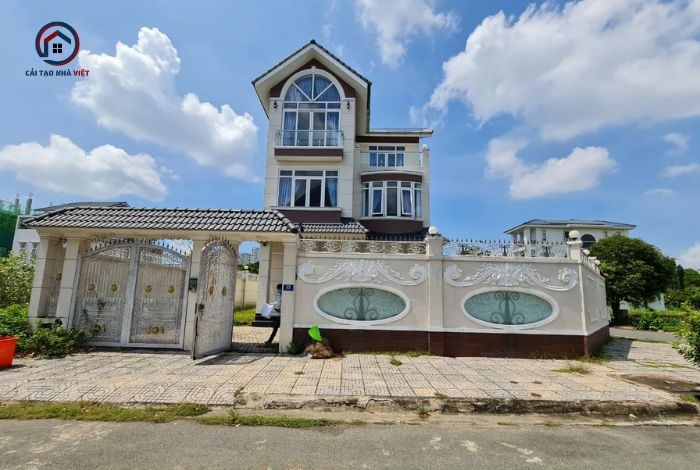 Khi thay đổi hướng cửa, vị trí bếp, cầu thang, nhà vệ sinh… bạn nên tham khảo ý kiến chuyên gia