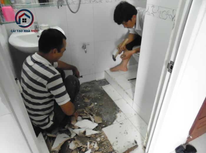 Để tránh nước tràn ra ngoài, sàn nhà vệ sinh cần phải được thiết kế thấp hơn so với các khu vực khác từ 3-5cm